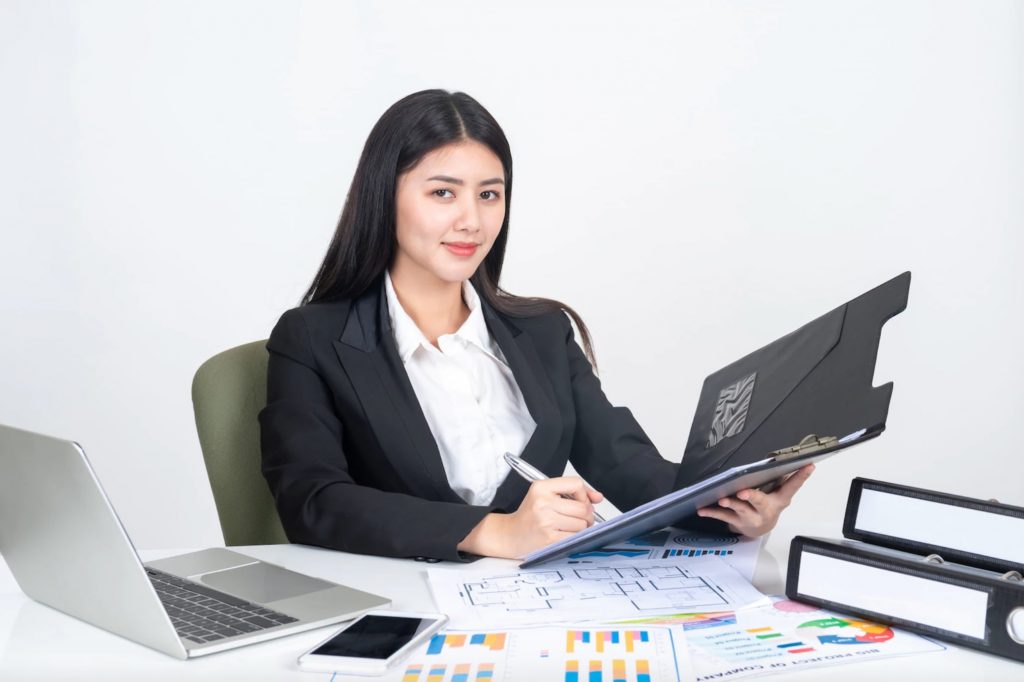 Giao dịch viên ngân hàng giữ vai trò trực tiếp hỗ trợ khách hàng thực hiện các giao dịch tài chính hằng ngày một cách nhanh chóng và chính xác