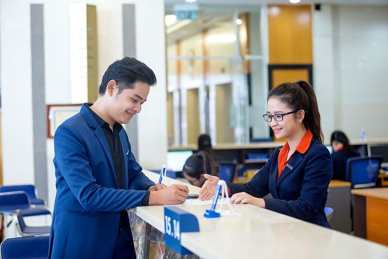 Giao dịch viên ngân hàng là cầu nối quan trọng giữa khách hàng và hệ thống tài chính, đảm bảo mọi giao dịch diễn ra chính xác và an toàn