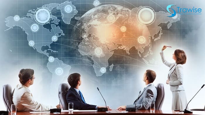 Sinh viên ngành Kinh doanh Quốc tế học tập và phát triển kỹ năng làm việc trong môi trường kinh doanh toàn cầu