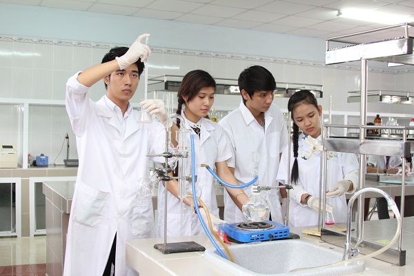Với khả năng nghiên cứu và cải tiến công nghệ, kỹ sư hóa học góp phần thúc đẩy sự phát triển bền vững của nhiều ngành công nghiệp.
