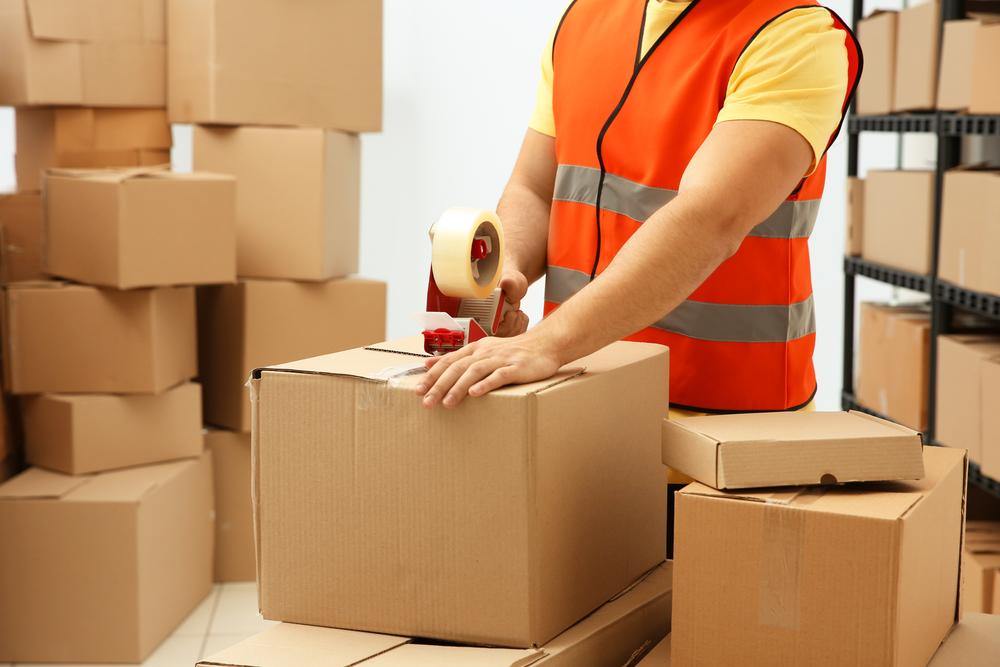 Lao động phổ thông Đà Nẵng đóng gói hàng hóa trong kho logistics