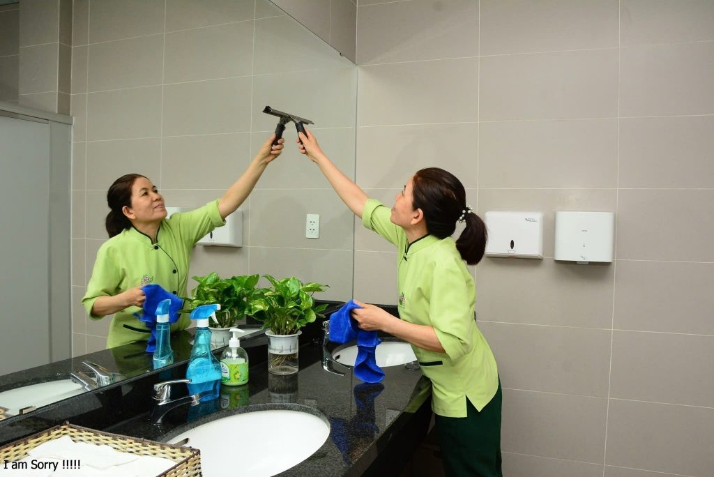 Nhân viên vệ sinh làm việc tại tòa nhà ở Đà Nẵng