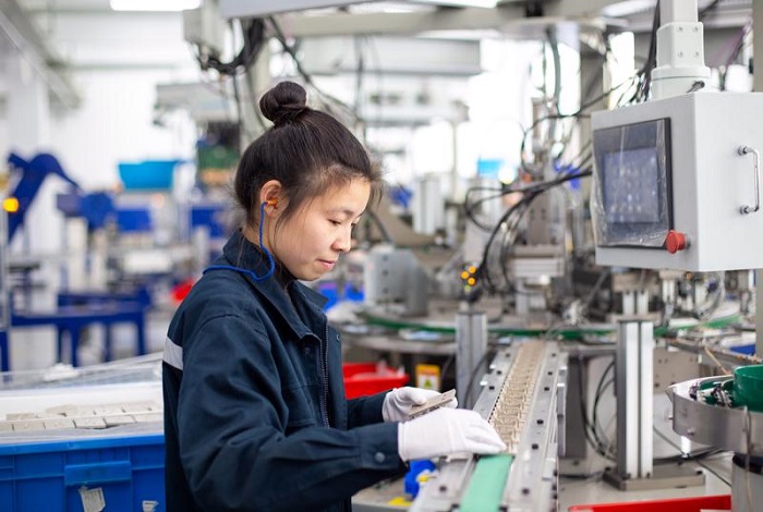 Công nhân lao động phổ thông Đà Nẵng đang lắp ráp sản phẩm tại nhà máy