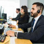 Nhân viên IT Support đang hỗ trợ xử lý sự cố máy tính