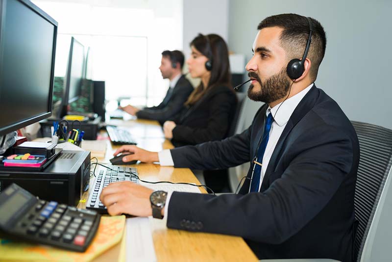 Nhân viên IT Support đang hỗ trợ xử lý sự cố máy tính