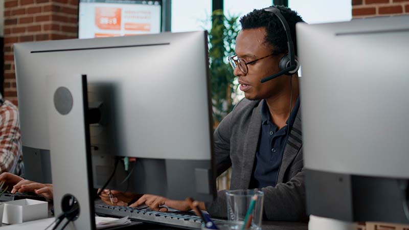 Nhân viên IT Support kiểm tra và khắc phục lỗi hệ thống