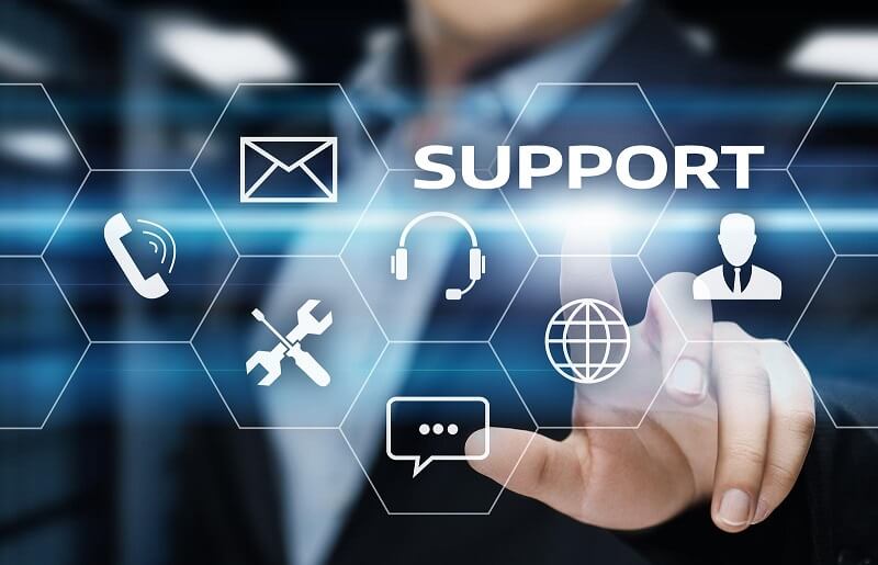 Nhân viên IT Support hỗ trợ người dùng xử lý sự cố kỹ thuật