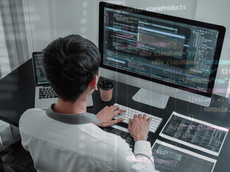 Lập trình viên viết code và phát triển phần mềm
