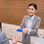 Nhân viên lễ tân khách sạn làm thủ tục nhận phòng