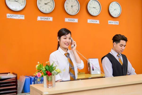 Lễ tân khách sạn đón tiếp và hỗ trợ khách hàng
