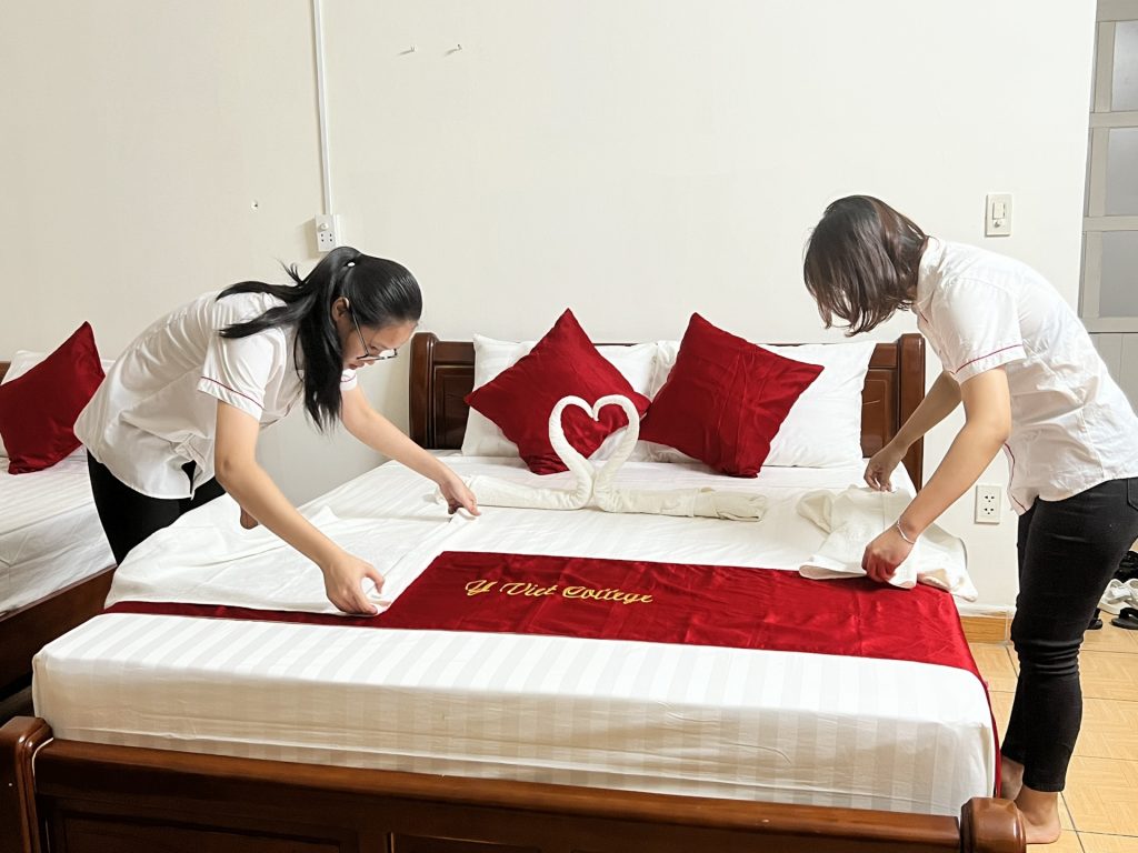Nhân viên buồng phòng chuẩn bị phòng nghỉ cho khách