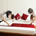Nhân viên buồng phòng chuẩn bị phòng nghỉ cho khách