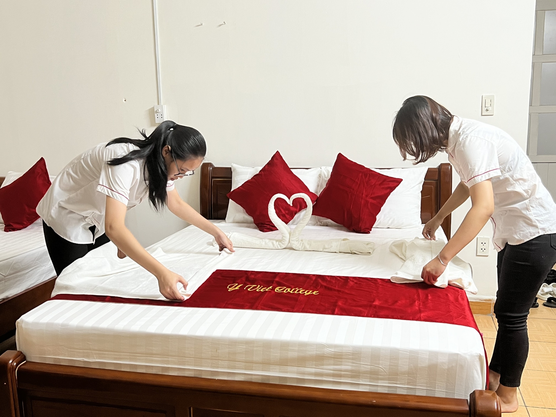 Nhân viên buồng phòng chuẩn bị phòng nghỉ cho khách