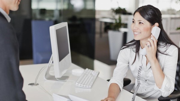 Nhân viên chăm sóc khách hàng khách sạn tiếp nhận yêu cầu của khách