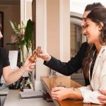 Nhân viên chăm sóc khách hàng khách sạn hỗ trợ khách lưu trú