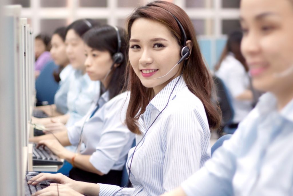 Nhân viên chăm sóc khách hàng khách sạn xử lý phản hồi của khách