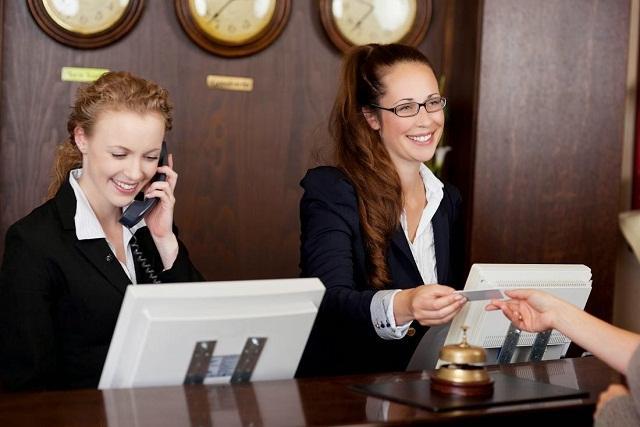 Nhân viên đặt phòng khách sạn quản lý thông tin booking