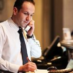 Nhân viên đặt phòng khách sạn tiếp nhận yêu cầu đặt phòng