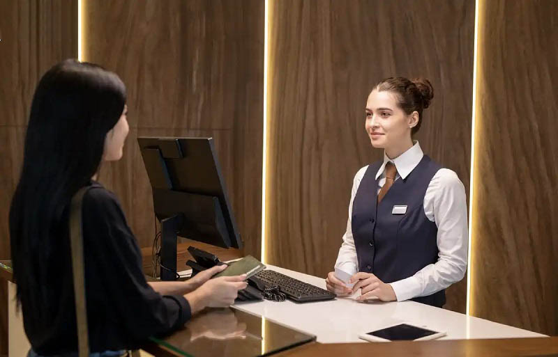Nhân viên đặt phòng khách sạn kiểm tra tình trạng phòng