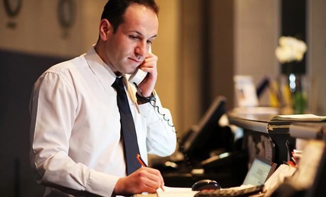 Nhân viên đặt phòng khách sạn tiếp nhận yêu cầu đặt phòng