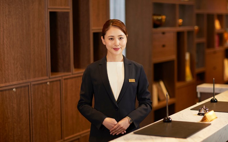Nhân viên khách sạn làm việc tại quầy lễ tân