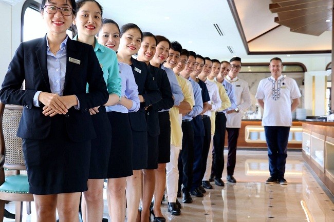 Nhân viên khách sạn phối hợp phục vụ khách tại sảnh