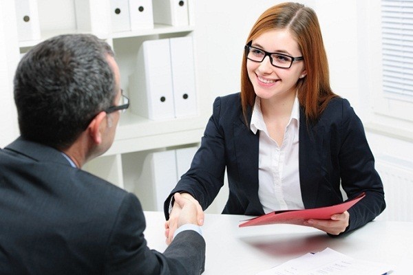 Nhân viên kinh doanh khách sạn tư vấn dịch vụ cho khách hàng