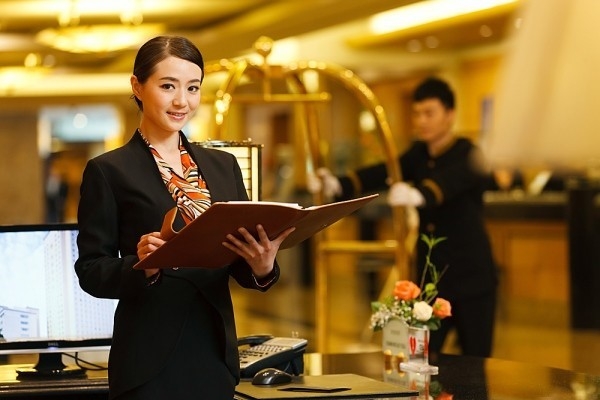 Quản lý nhà hàng khách sạn phối hợp với nhân viên
